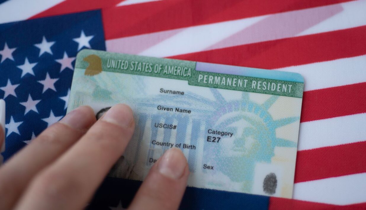 USCIS Automatically Extends Green Cards for Naturalization Applicants